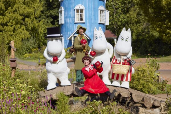 ムーミン屋敷前でりんごを持つキャラクターたち(高解像度)