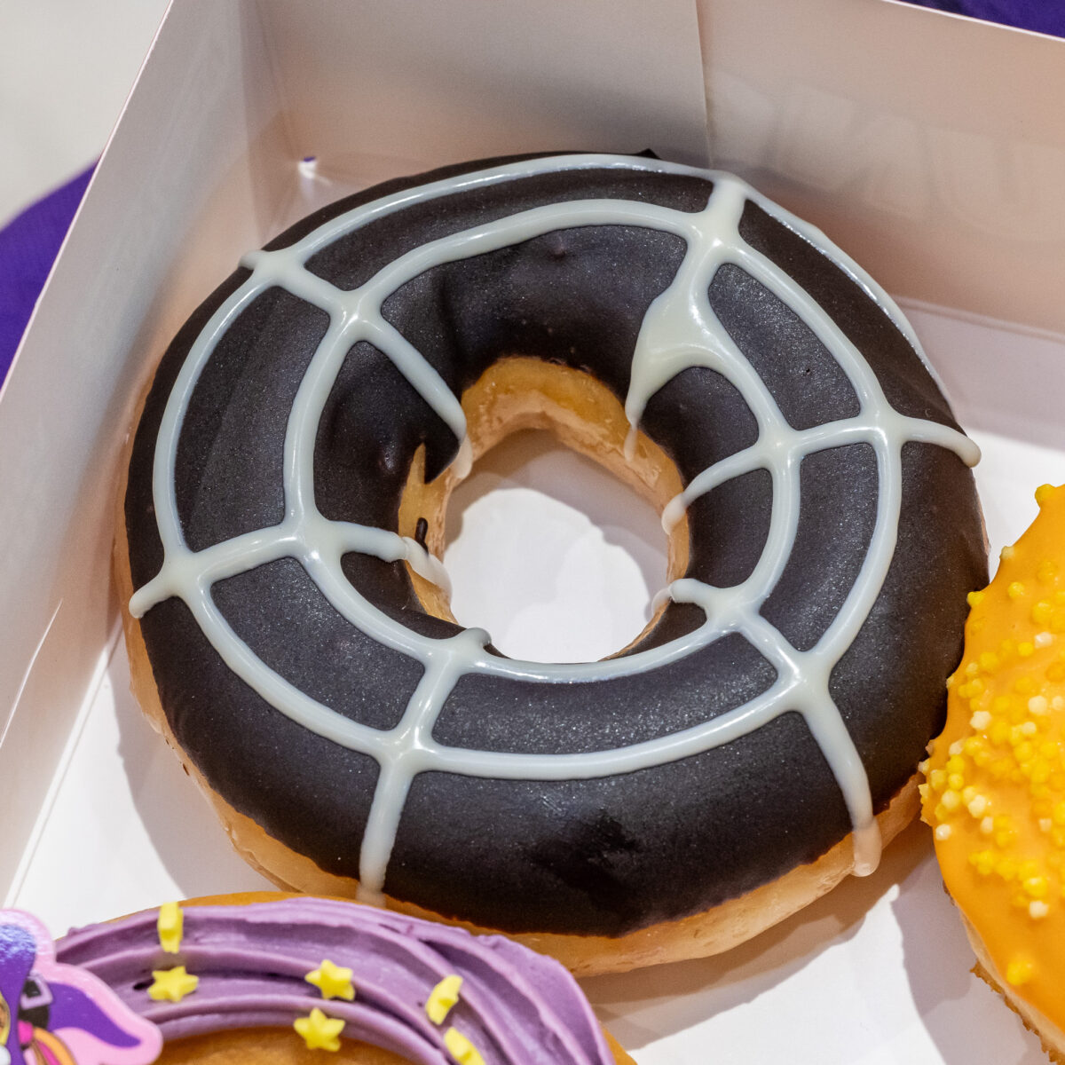 チョコ スパイダーのホワイトチョコのクモの巣模様