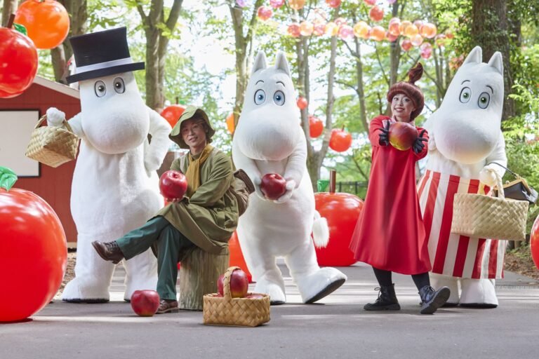 りんご装飾とムーミンキャラクターの集合写真（縦構図）