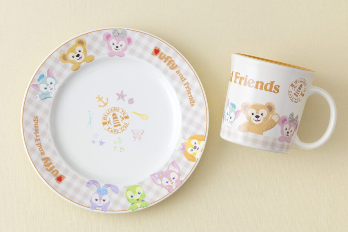 「ダッフィー&フレンズ」のマグカップとプレート