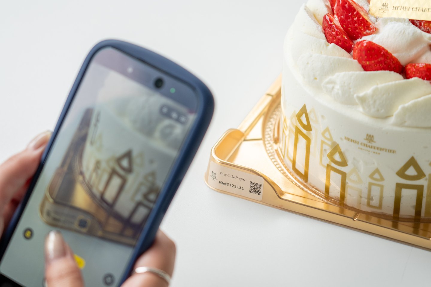 シリアルナンバーとQRコードが付いたケーキプロフィールカード