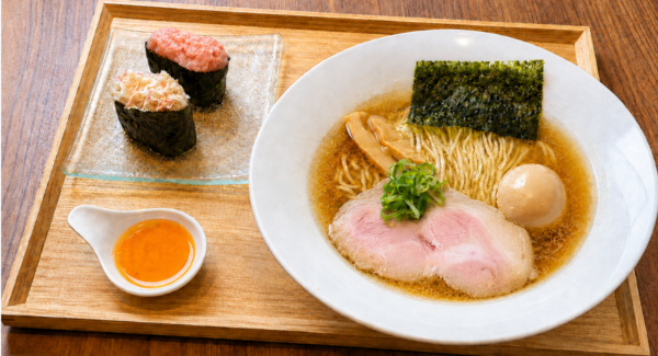 醤油ラーメンと軍艦巻きのセット