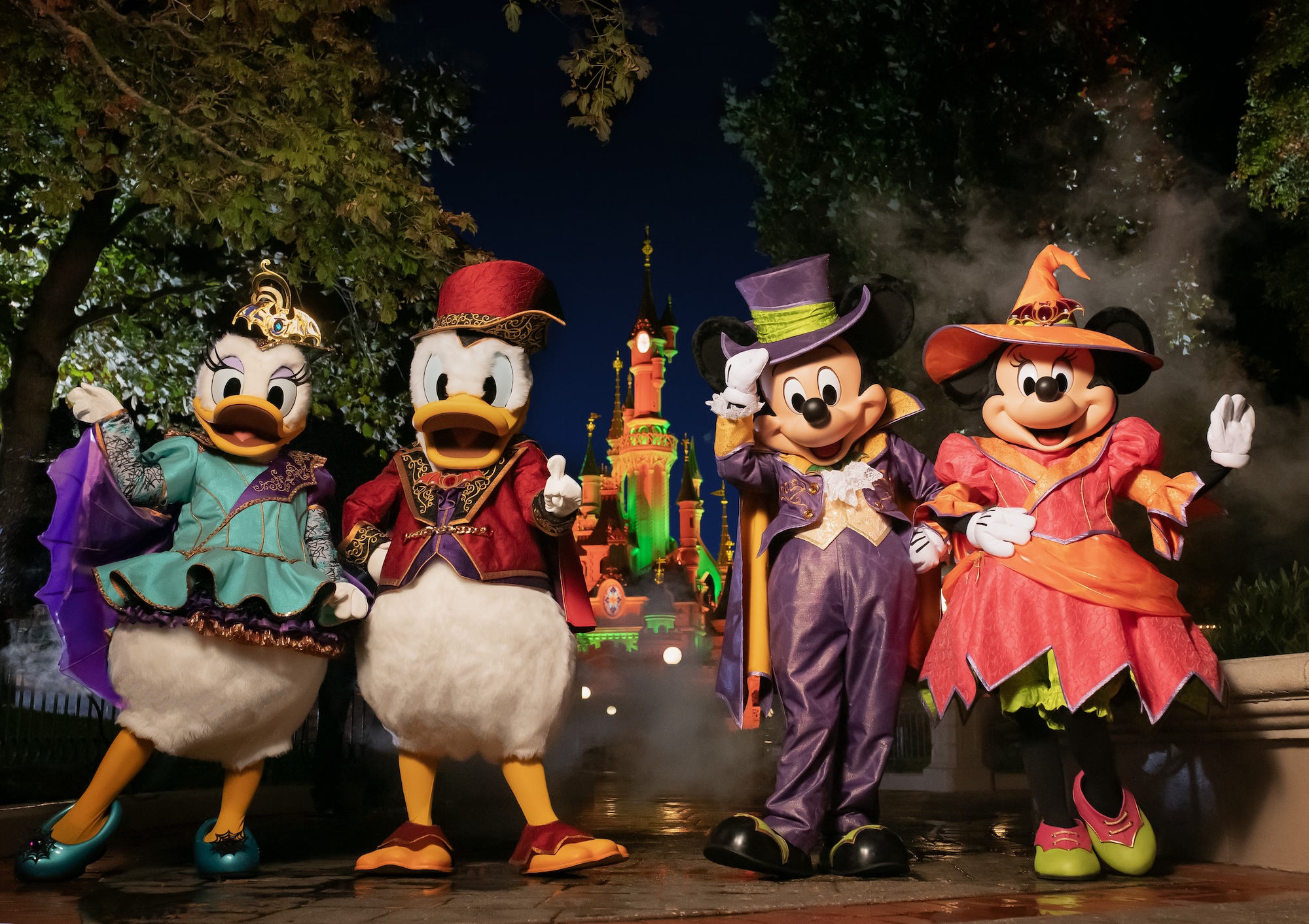 ヴィクトリアン調のハロウィーン衣装で並ぶデイジーダック、ドナルドダック、ミッキーマウス、ミニーマウス