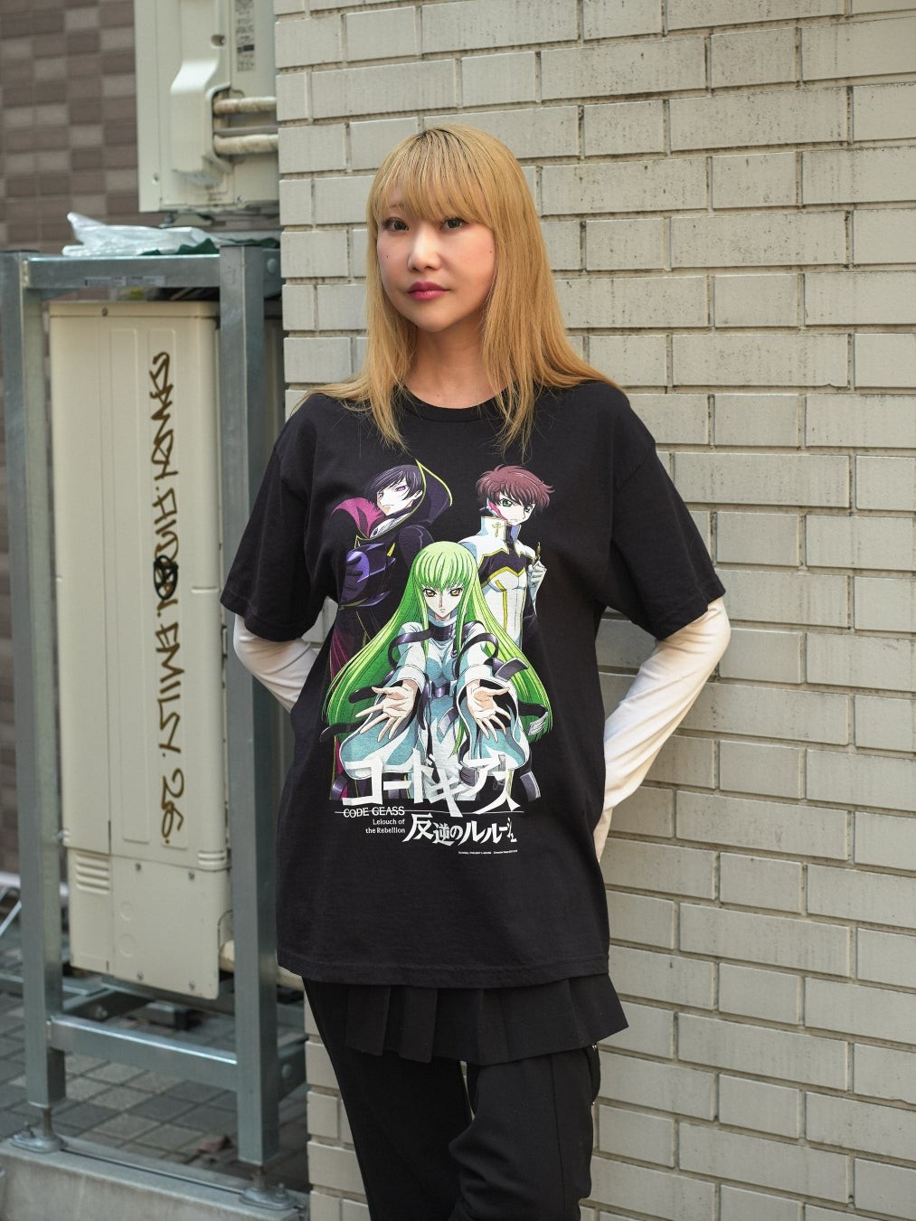 バウンドマン『コードギアス 反逆のルルーシュ』コラボTシャツを着用したモデル