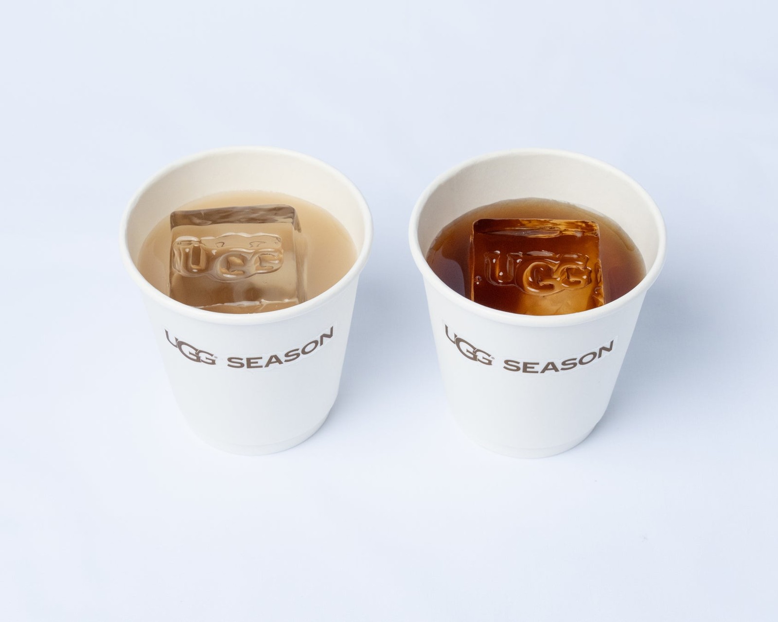 UGGロゴの氷を浮かべたほうじ茶ドリンクのイメージ