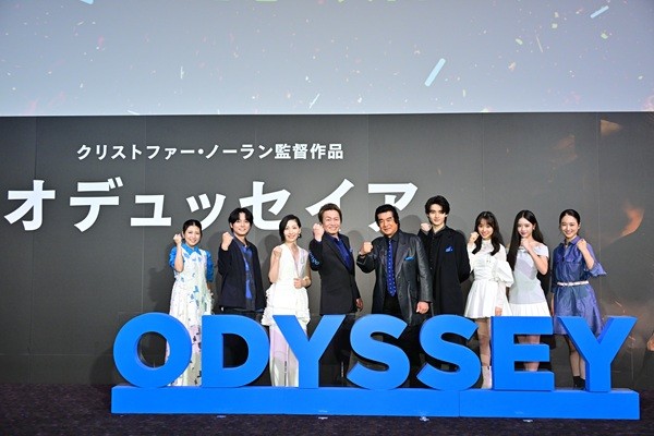 吹替版上映イベントで拳を掲げる登壇者