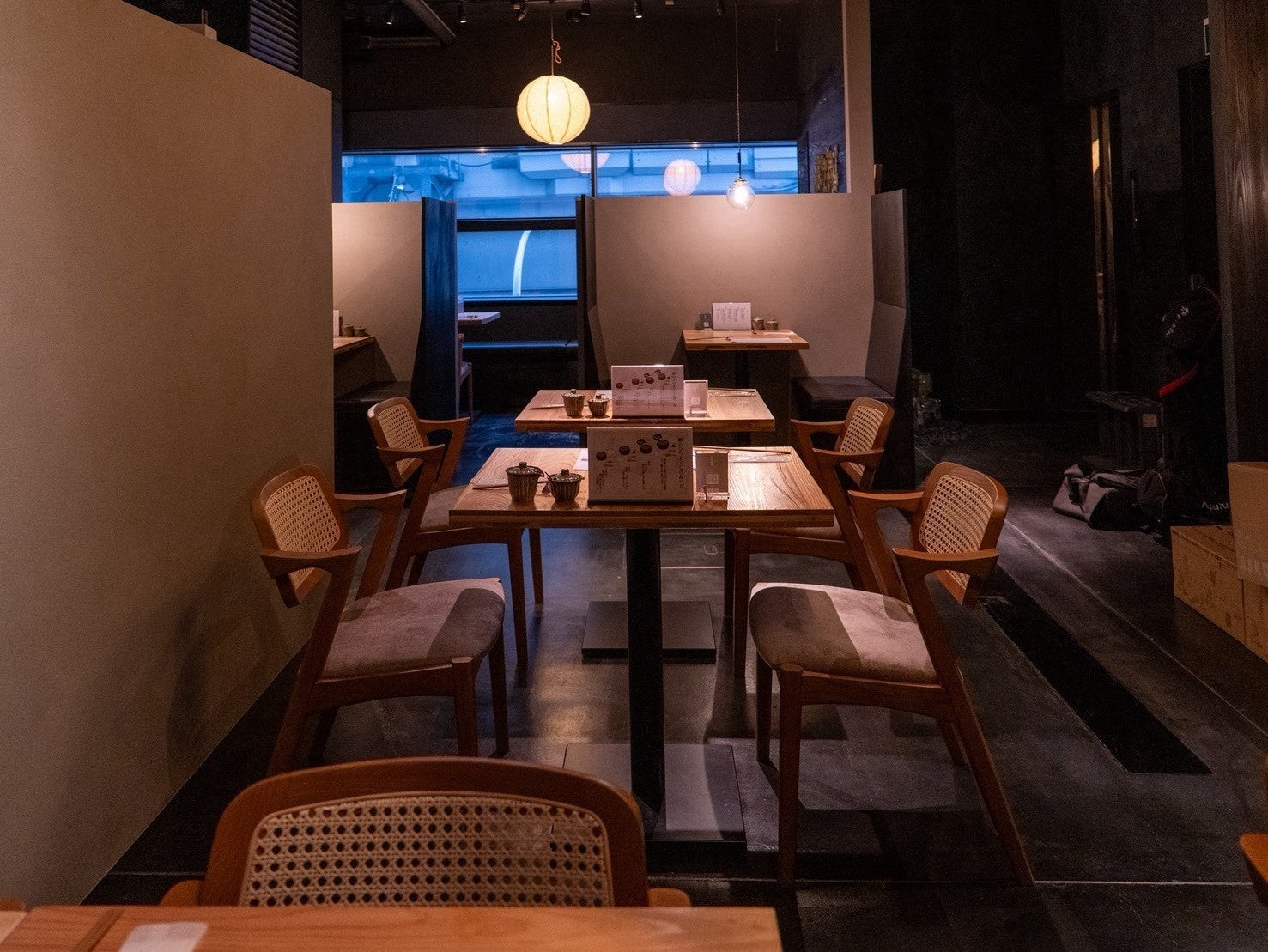 「日本橋 躻 六本木店」の店内テーブル席