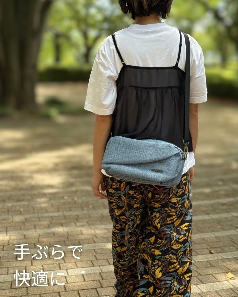 QUICK PACK shoulderをゆるく肩掛けした後ろ姿、「手ぶらで快適に」の文字