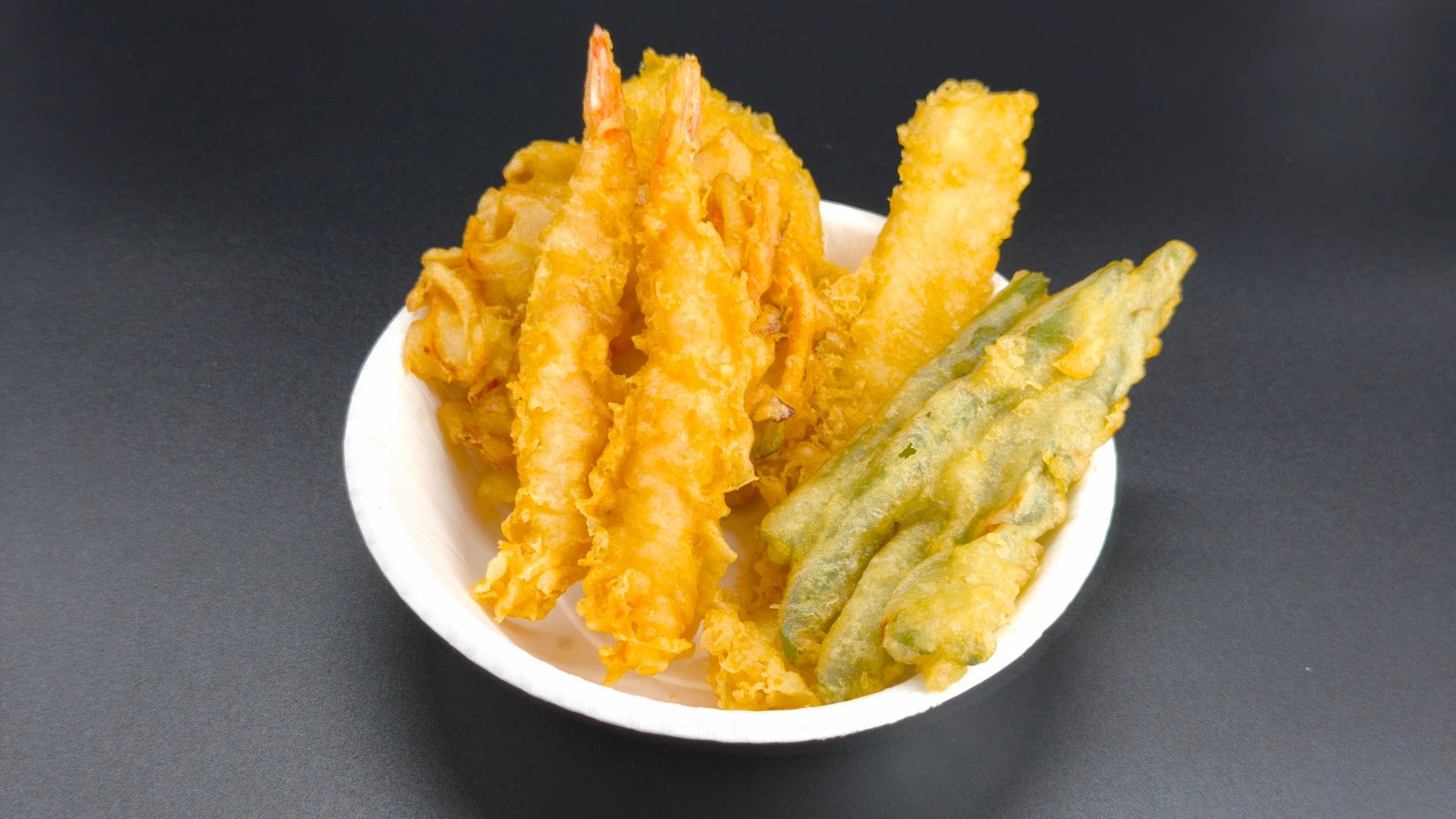 スイボウルに盛られたエビと野菜の天ぷら
