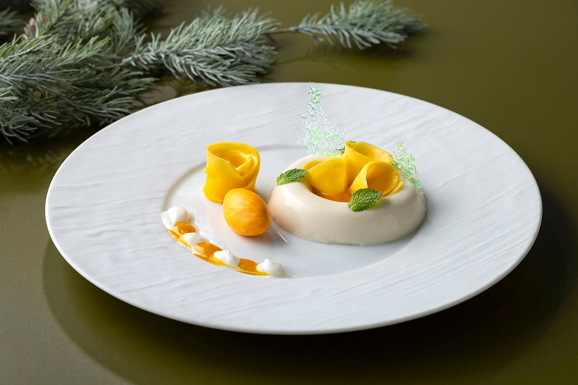 クリスマスディナー 西京味噌のブランマンジェとマンゴーのコンビネーション