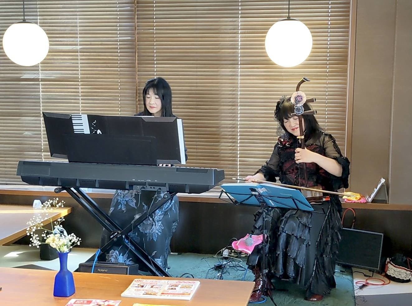 お亀堂藤沢店でピアノと二胡を演奏する二人の奏者