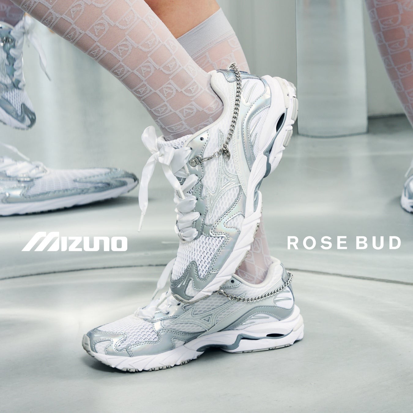 mizuno WAVE RIDER 10 "JEWELS PACK"のホワイトカラー、メタルチェーンとリボンシューレースのディテール