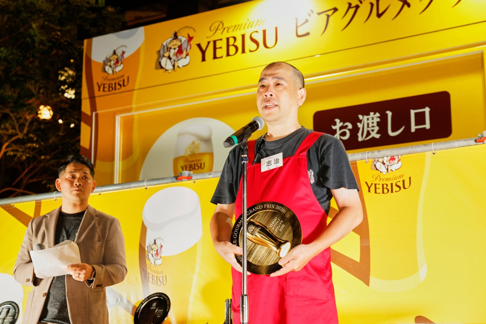 グランプリシャーレを手に話す志治英明さん
