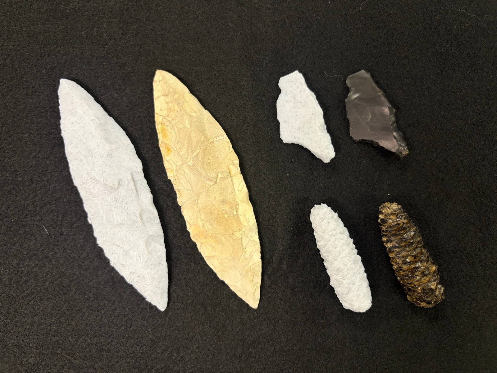 3D模型(左)と実物資料(右)(慶應義塾大学・尻労安部発掘調査団・山形県立博物館蔵)