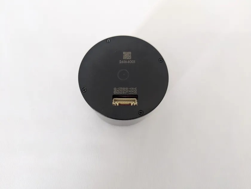 「RJHelical-01」底面。アンテナとGNSS受信モジュールをコンパクトに一体化