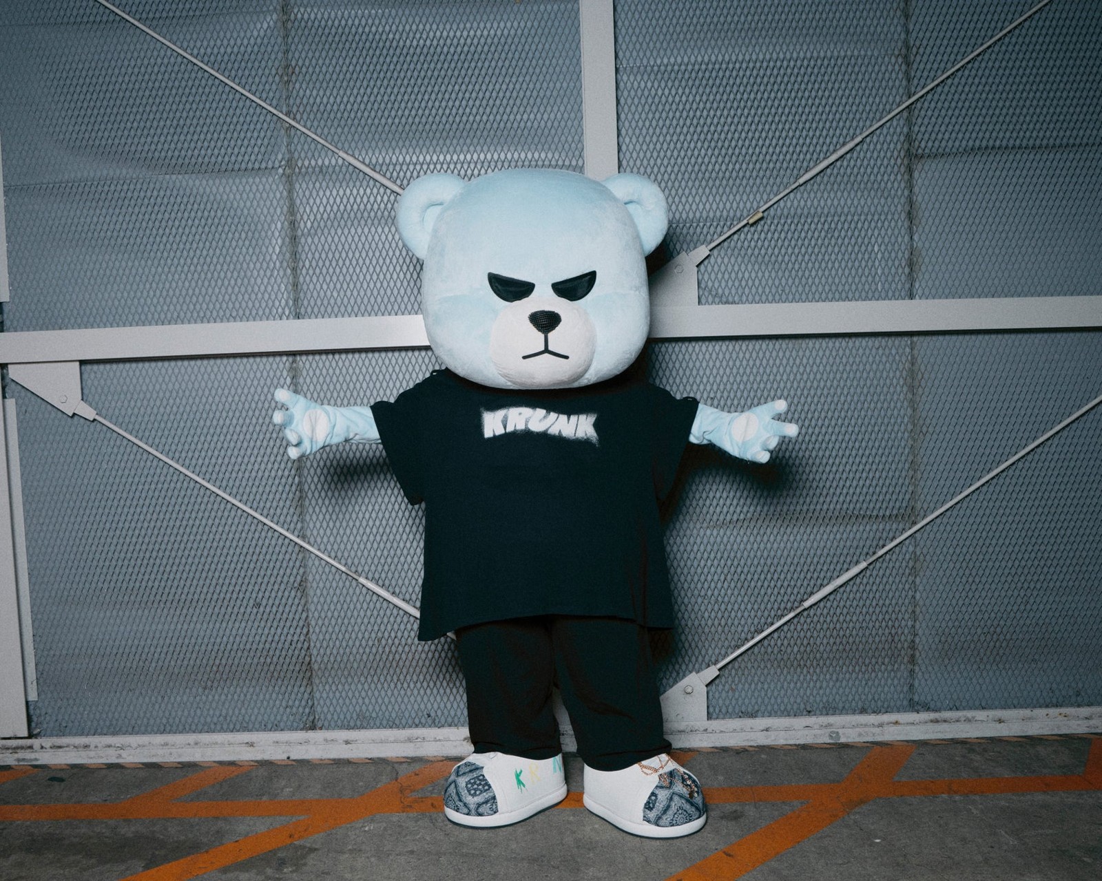 KRUNKロゴ入りTシャツを着たKRUNK