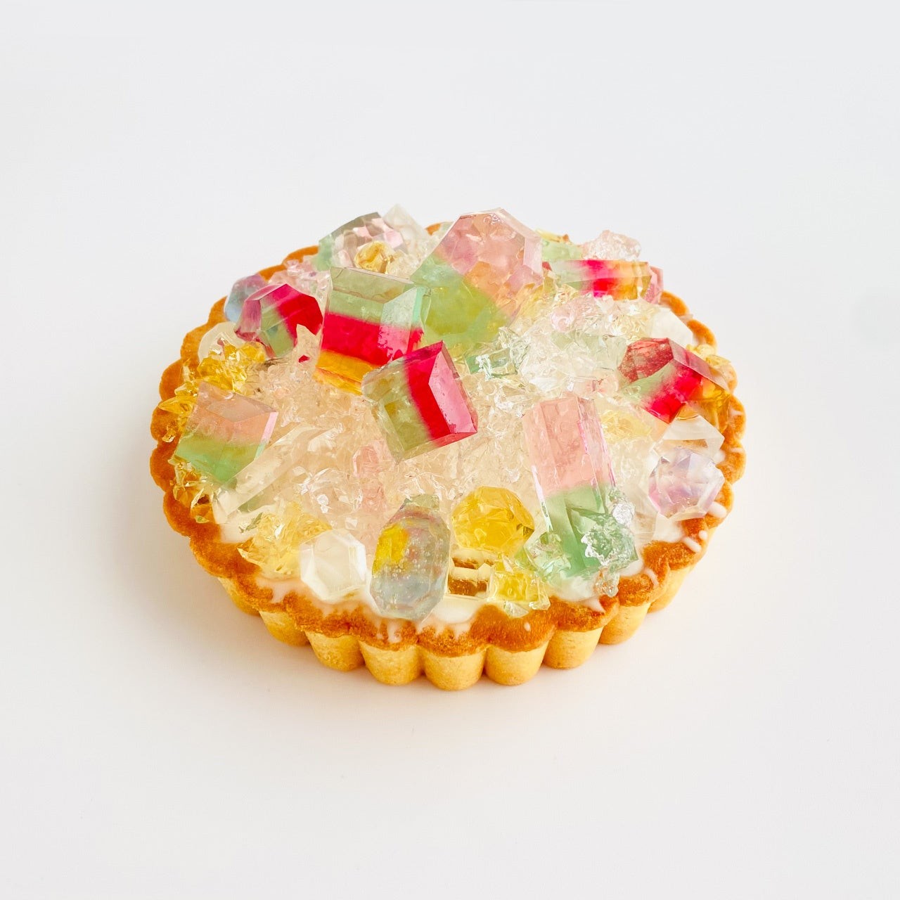 色とりどりのこうぶつヲカシを飾った「誕生石のタルト〜10月トルマリン〜」
