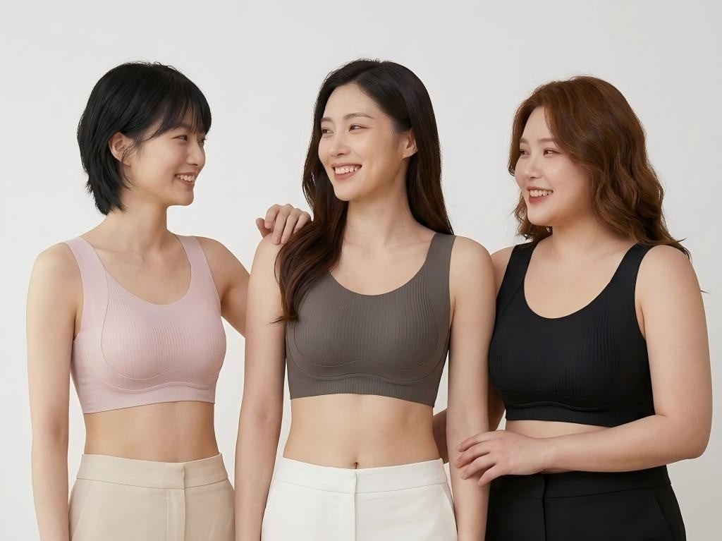VEIMIAのブラを着用した3人のモデル
