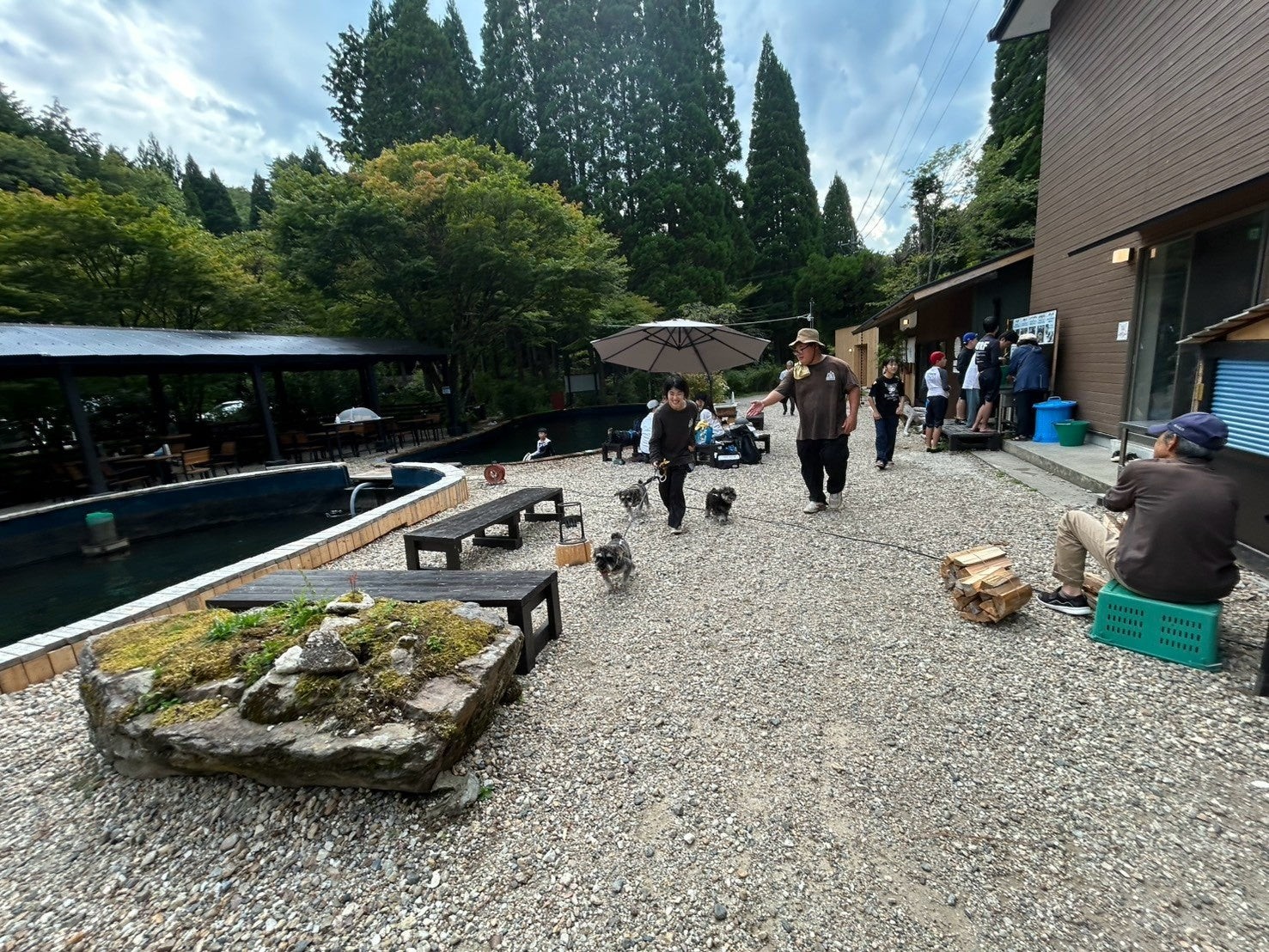 愛犬と一緒に会場を巡回するスタッフたち