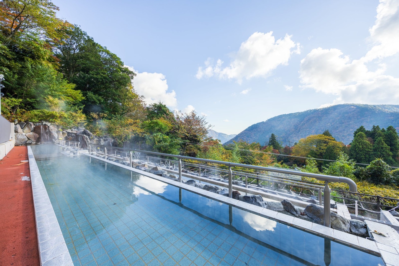 箱根の山並みを望む「超絶景 展望露天風呂」