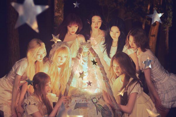 白い衣装で灯りに包まれたHearts2Heartsの集合写真
