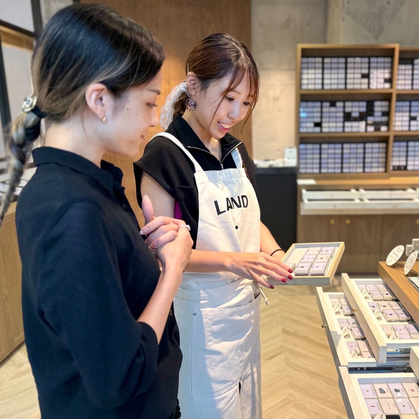 スタッフがルースを並べたトレーを案内する様子