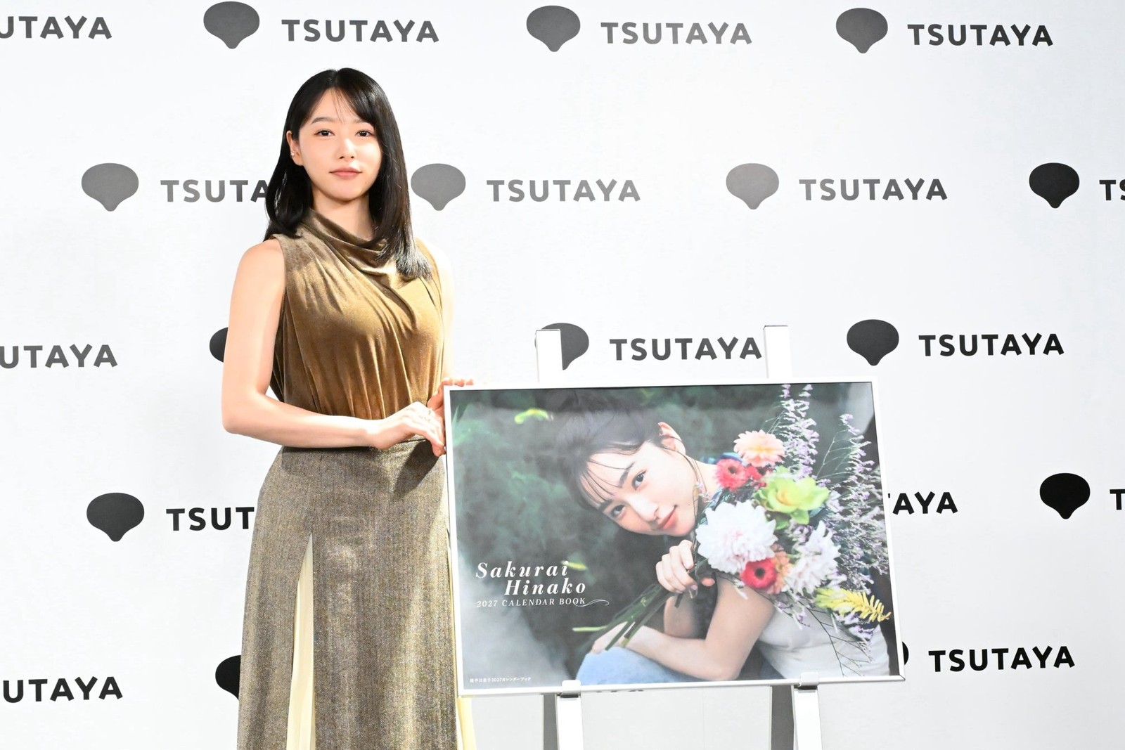 会見に登場した桜井日奈子とカレンダーブックのパネル