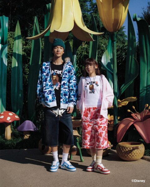 BAPE(R) x STITCH COLLECTIONのアイテムを着用した男女2人