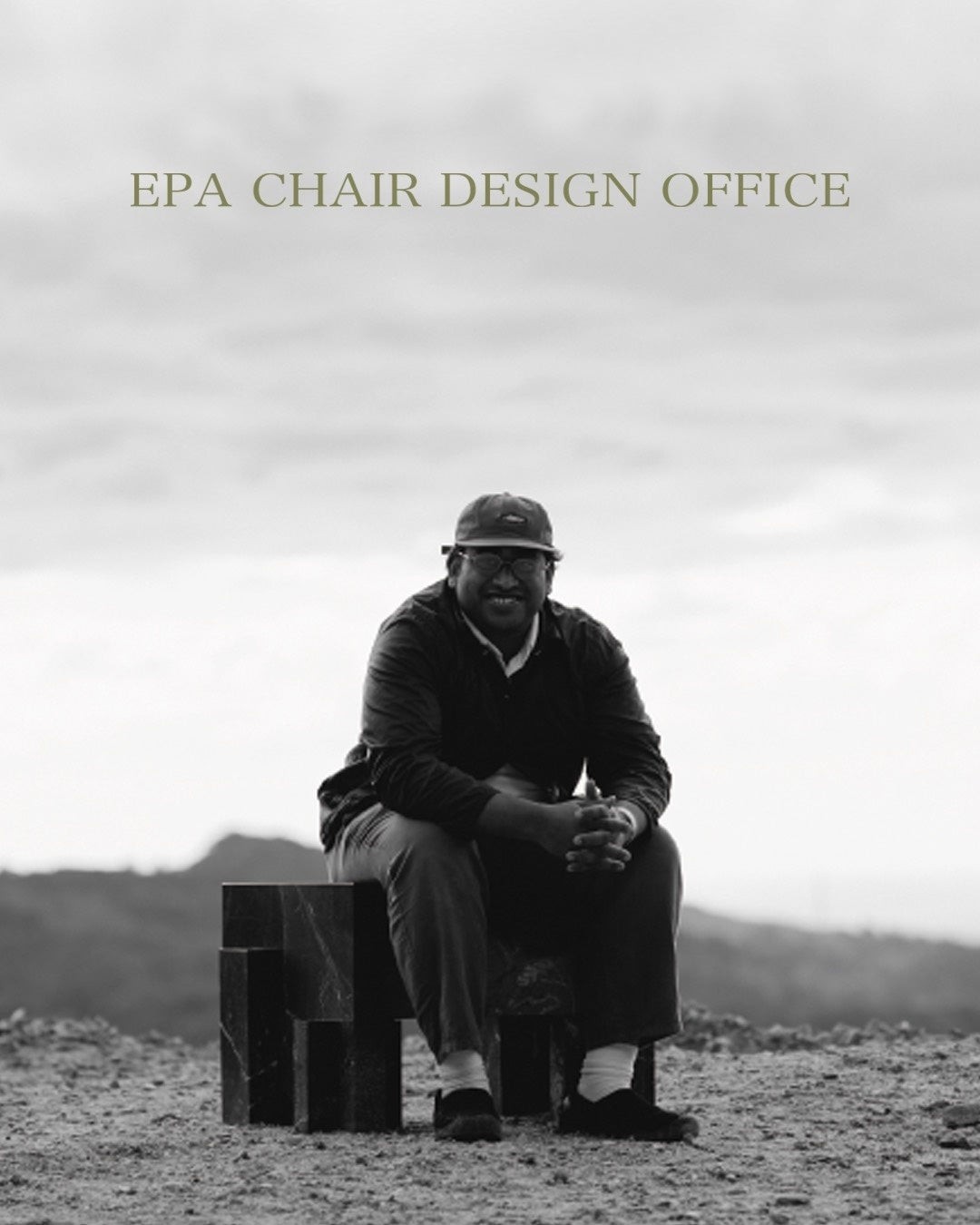 EPA CHAIR DESIGN OFFICEのEPA MINORUが「Kamaboco」に腰掛ける様子
