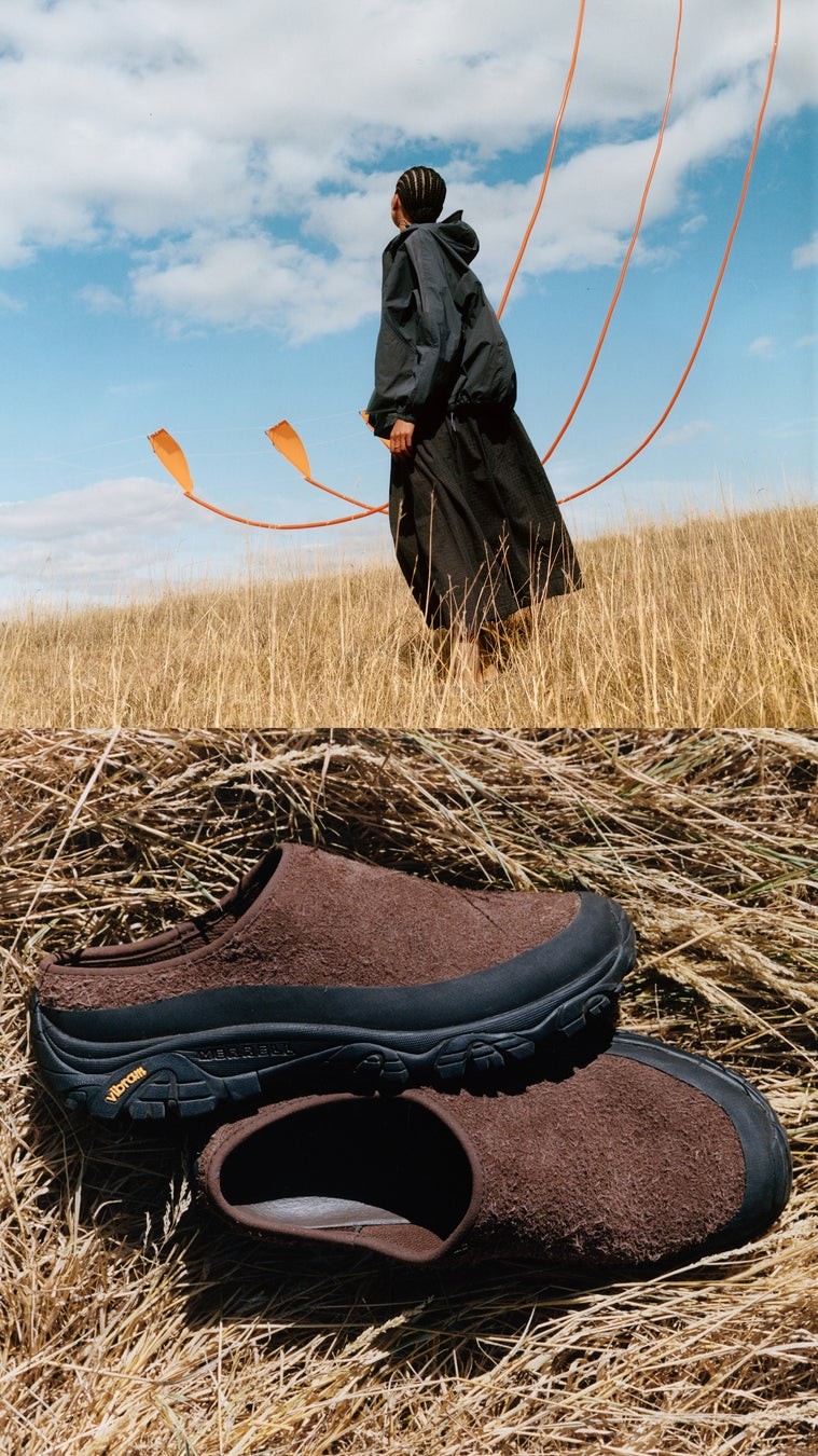 「MOAB 2 SLIDE × YMC」DARK WALNUTと凧揚げのビジュアル
