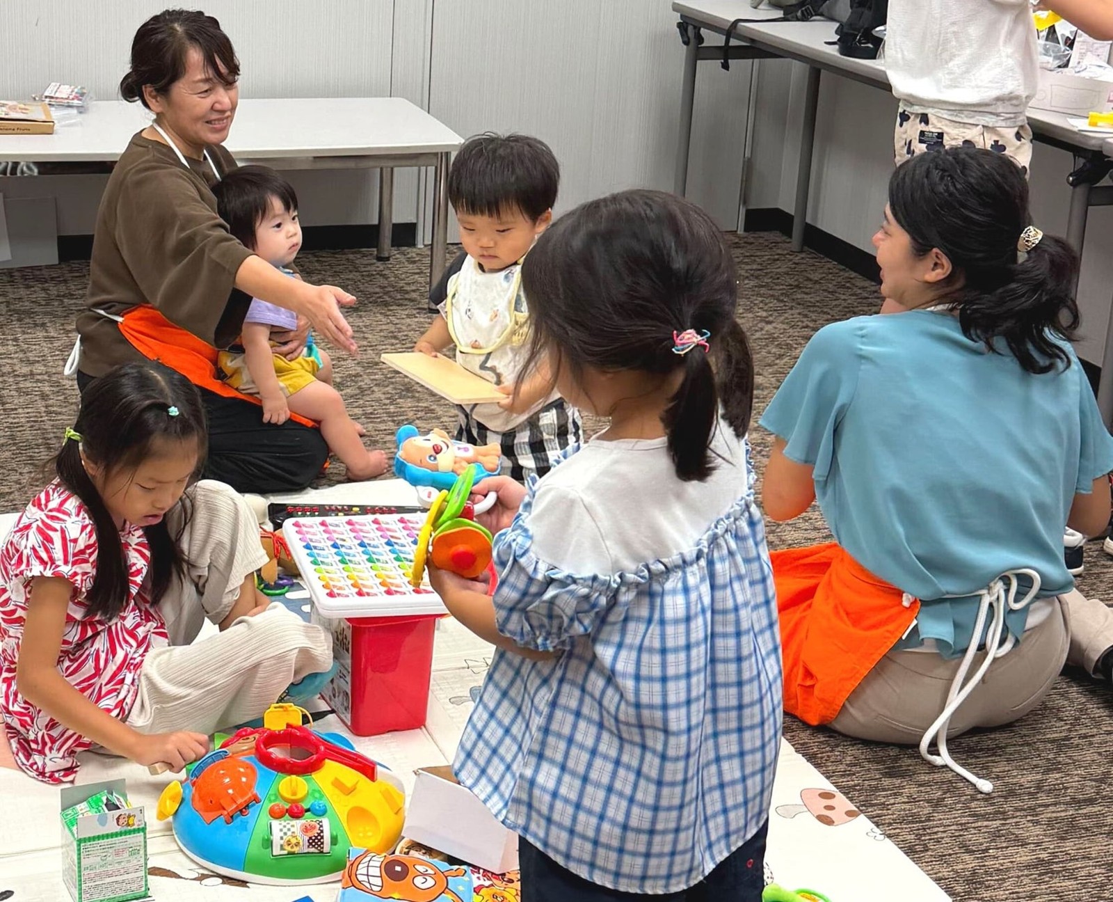 シッターと遊ぶ子どもたち