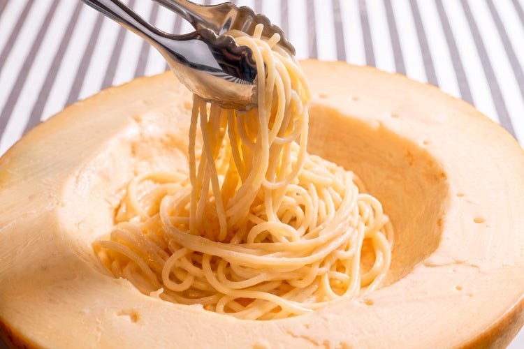 丸ごとパルミジャーノ・レジャーノを使ったチーズパスタ（ワゴンサービス）