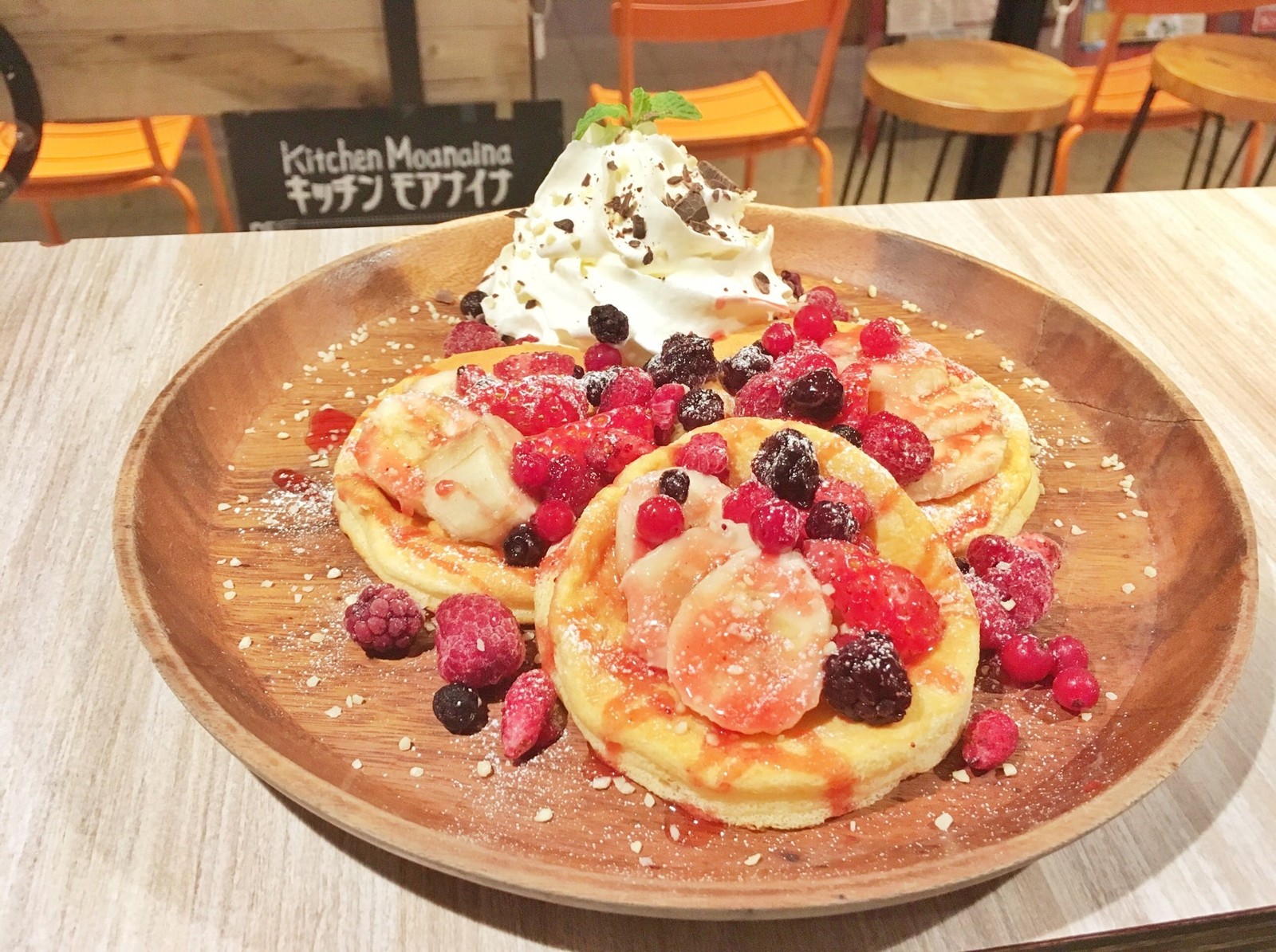 豆乳入りエスプーマクリームを添えたミックスベリーパンケーキ