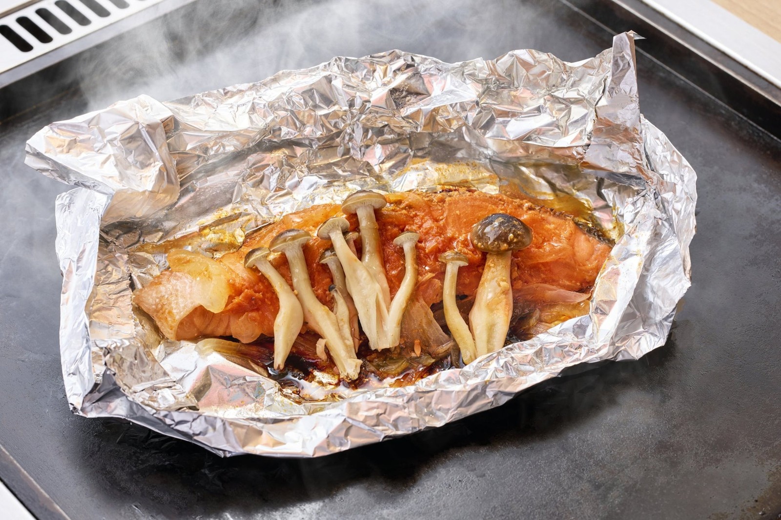 鮭とキノコの味噌バター焼き