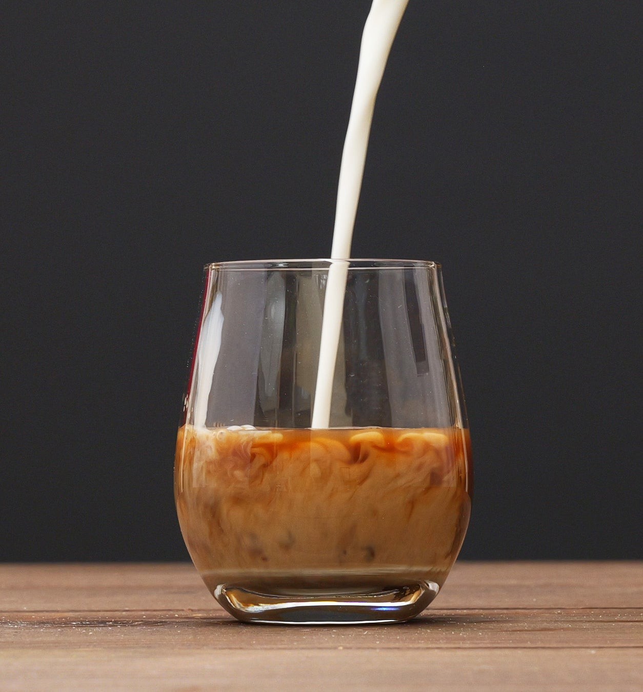 MILKMAGICに牛乳を注いでゼリー状に変化させる様子