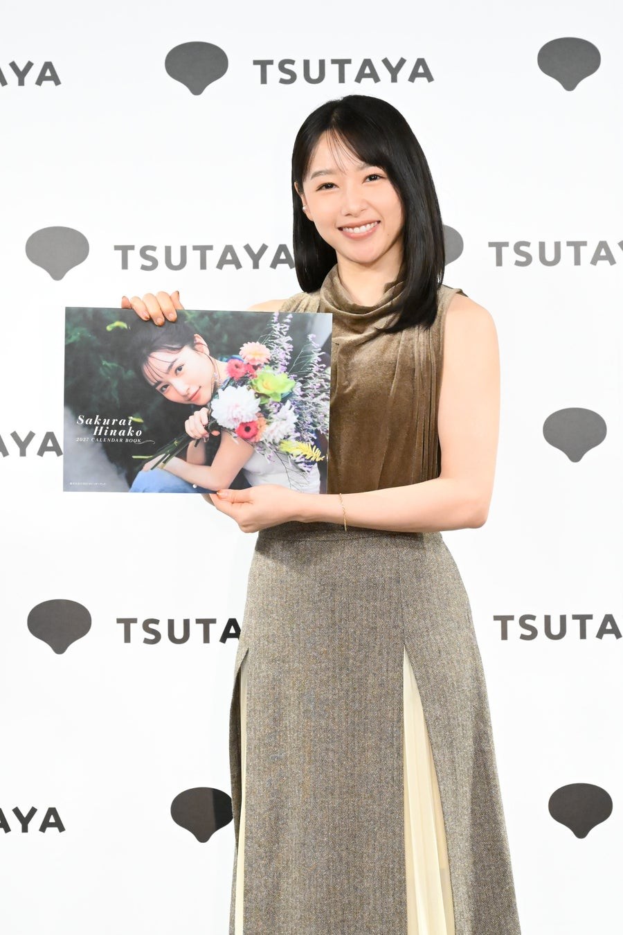 シックなブラウンコーデで登壇した桜井日奈子