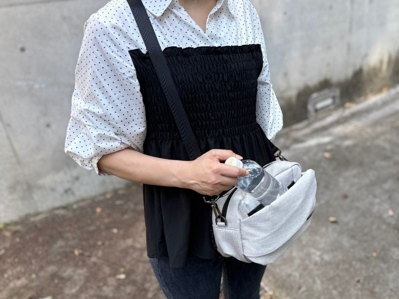 QUICK PACK shoulderのドリンクポケットからペットボトルを取り出す様子