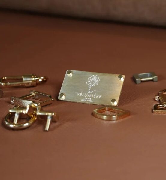 Velumiereの金具とブランドプレート