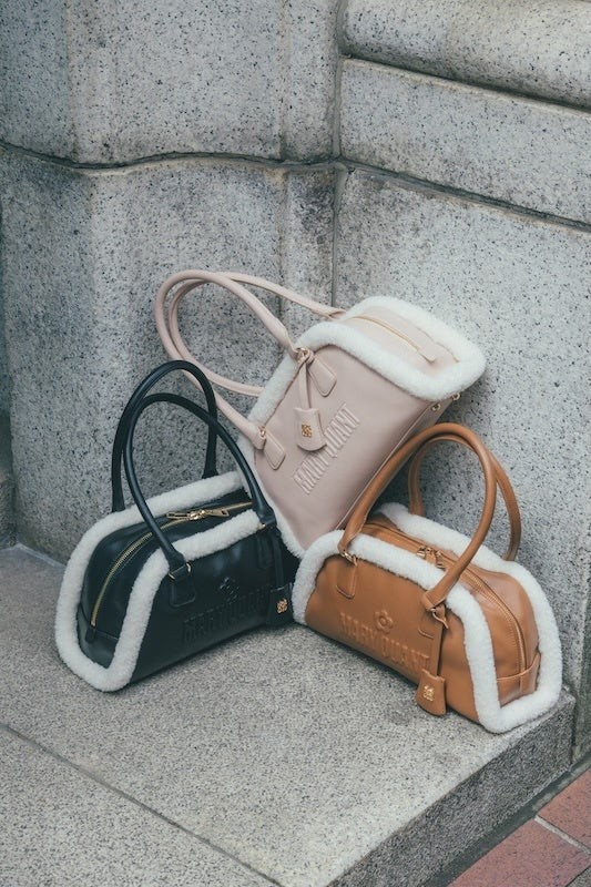 デイジーエンボスロゴボストンのBlack・Pink beige・Camelの3色