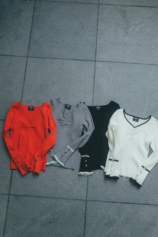 袖デイジーボタンVネックリブニットのRed・Gray・Black・Ecruの4色