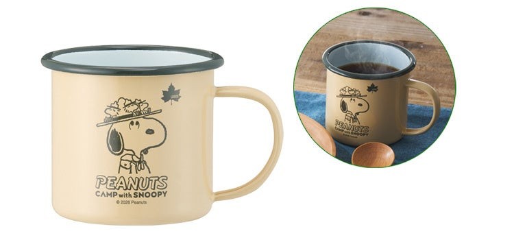 ホーロー製の「SNOOPY ホーローマグ」に温かい飲み物を入れた様子