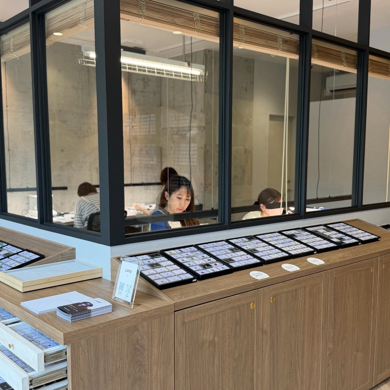 店内奥にあるガラス張りの「アレンジブース」