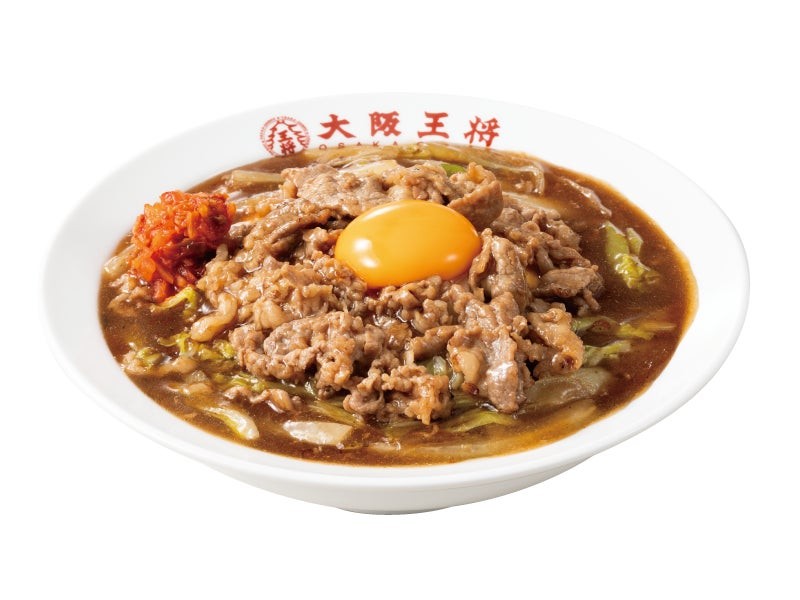大阪王将「SUKIYAKIふわとろ天津飯」通常サイズ、牛カルビと卵黄、キムチを添えた丼
