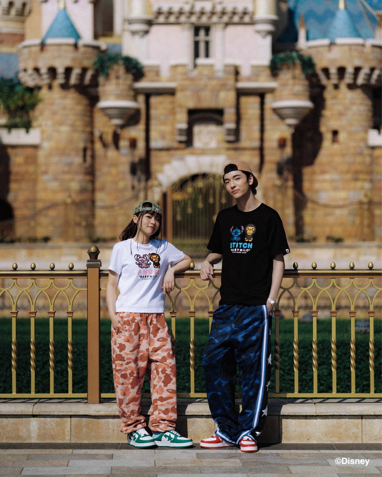 BAPE(R) x STITCH COLLECTIONのTシャツとパンツを着用した男女2人