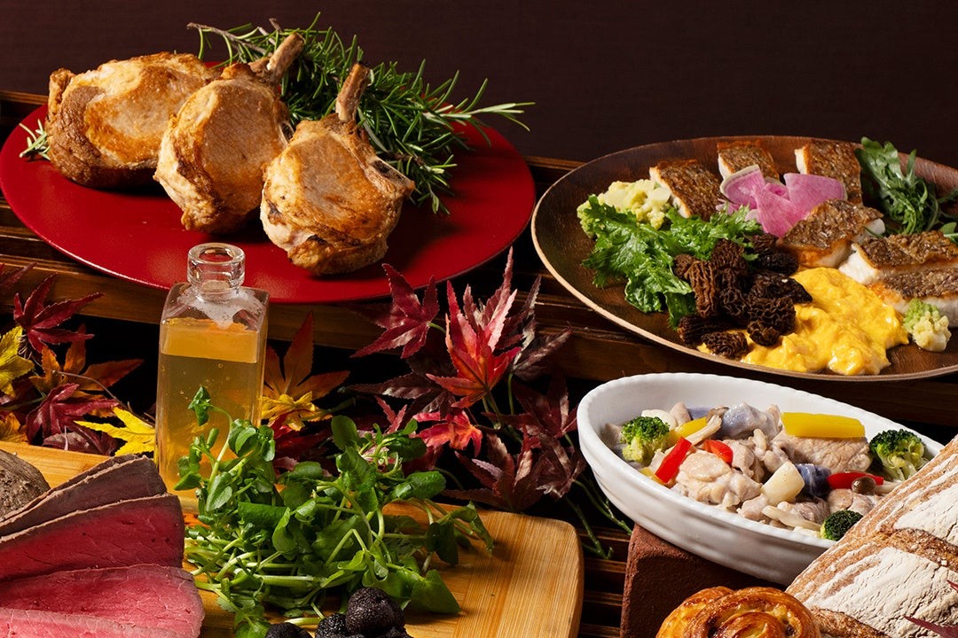 肉料理と魚料理が並ぶ料理イメージ