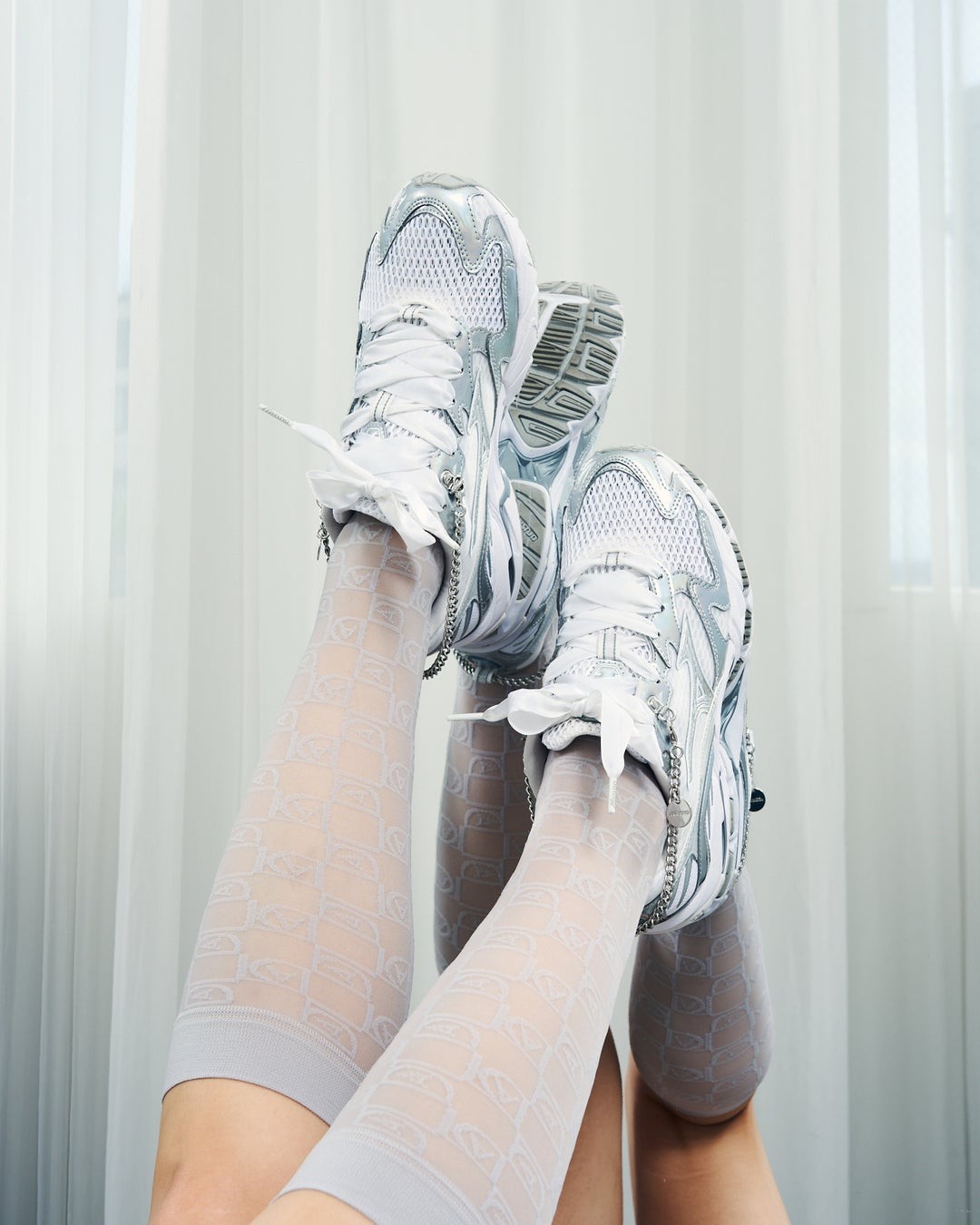 mizuno WAVE RIDER 10 "JEWELS PACK"ホワイトカラーの太幅リボンシューレースとメタルチェーン