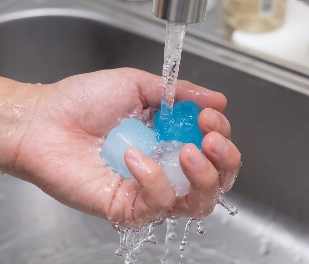 「アイスコアブロック」を流水で洗う手元