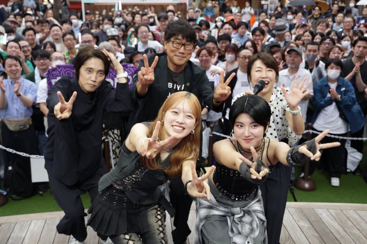 出演者と観客の集合写真