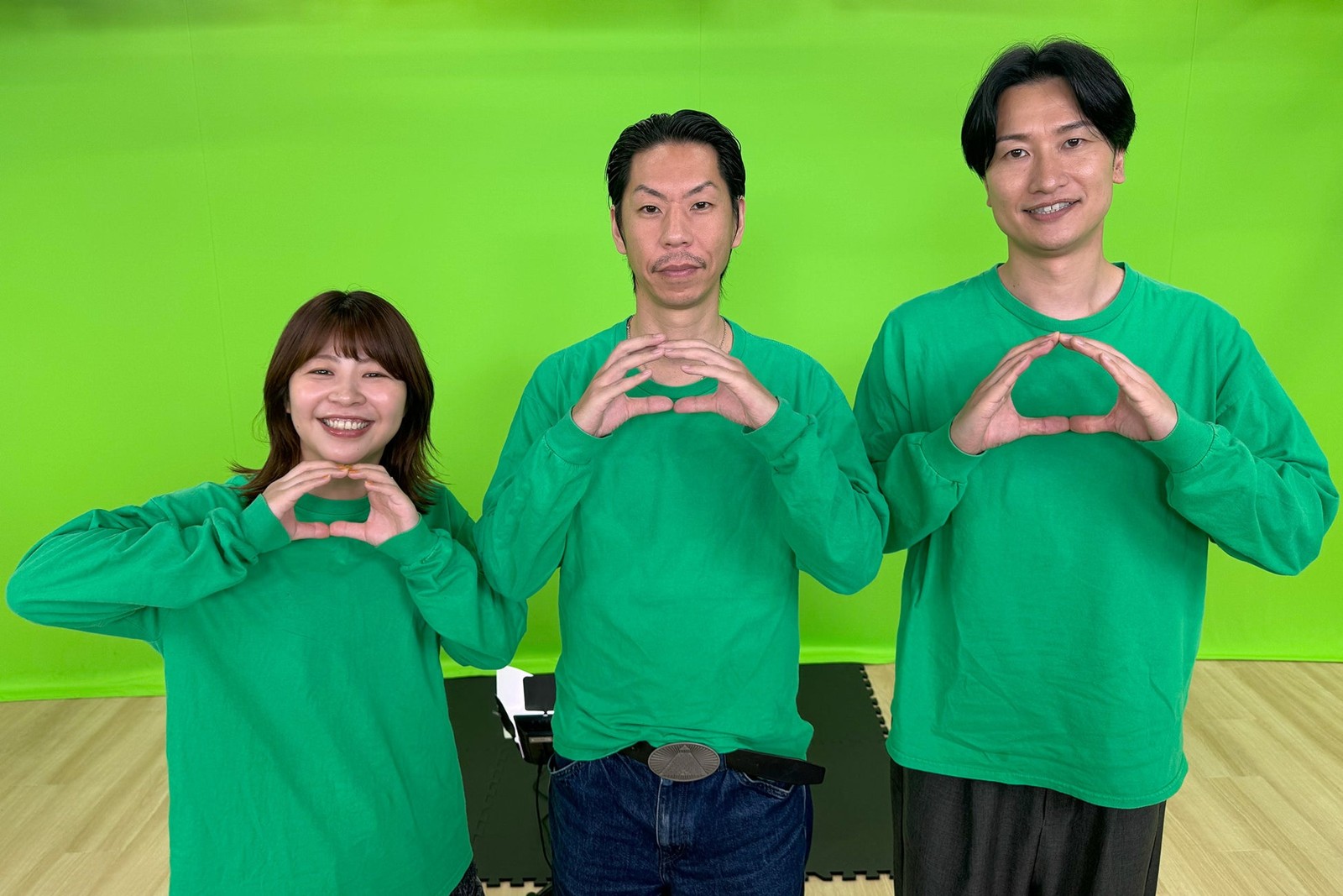 緑色の服を着た「正解の無いクイズ」の番組MC3人