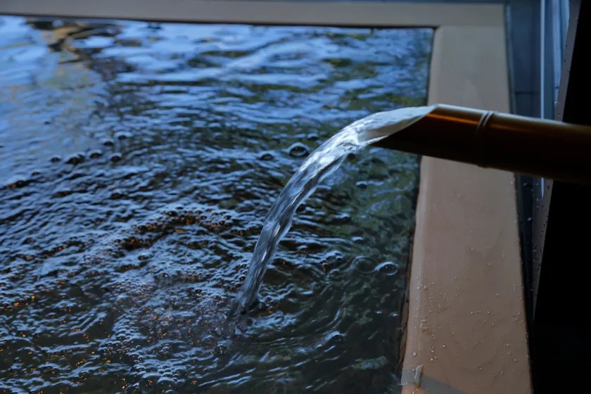 天然地下水を湛えた露天風呂